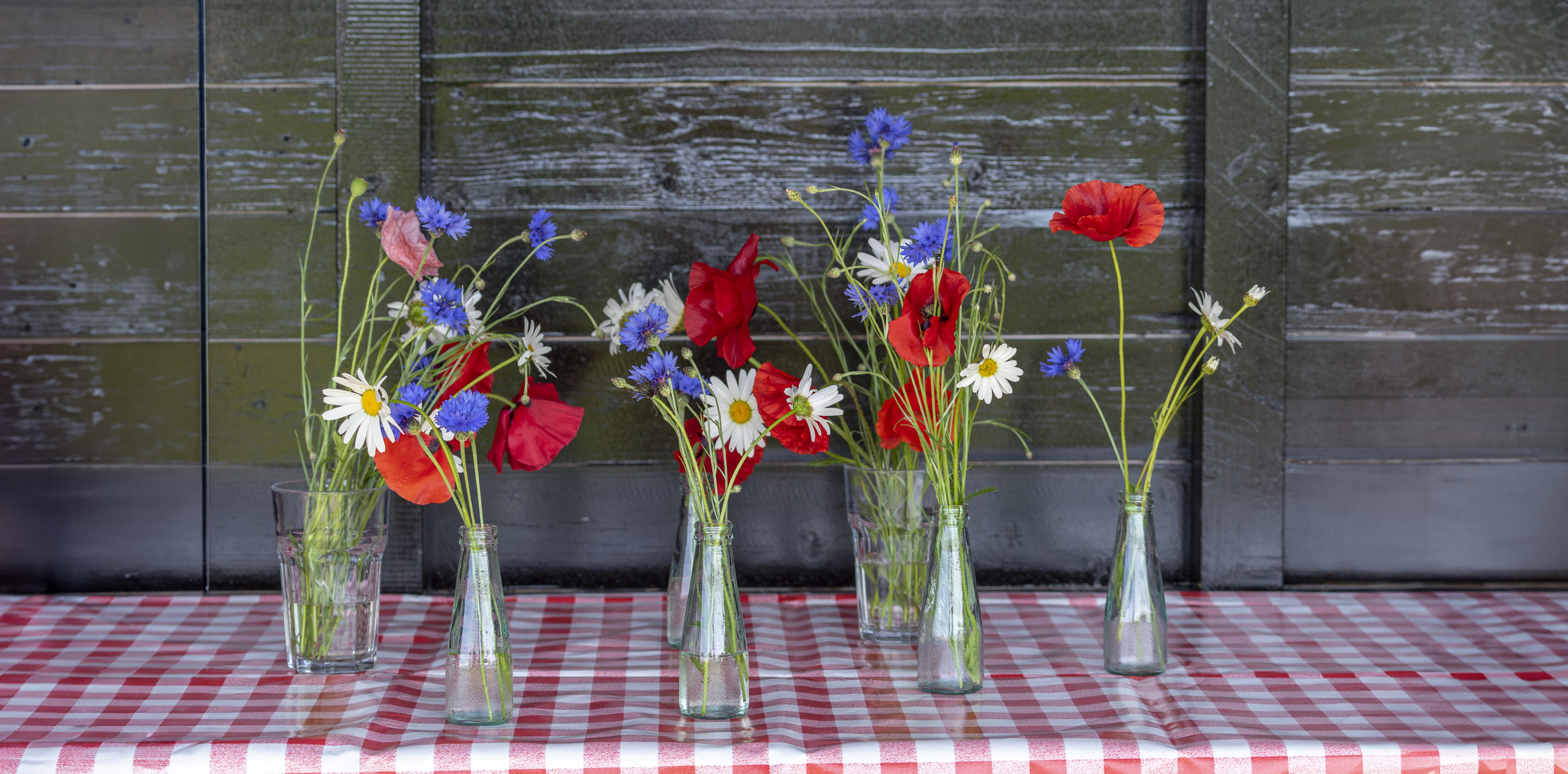 vaasjes met bloemen