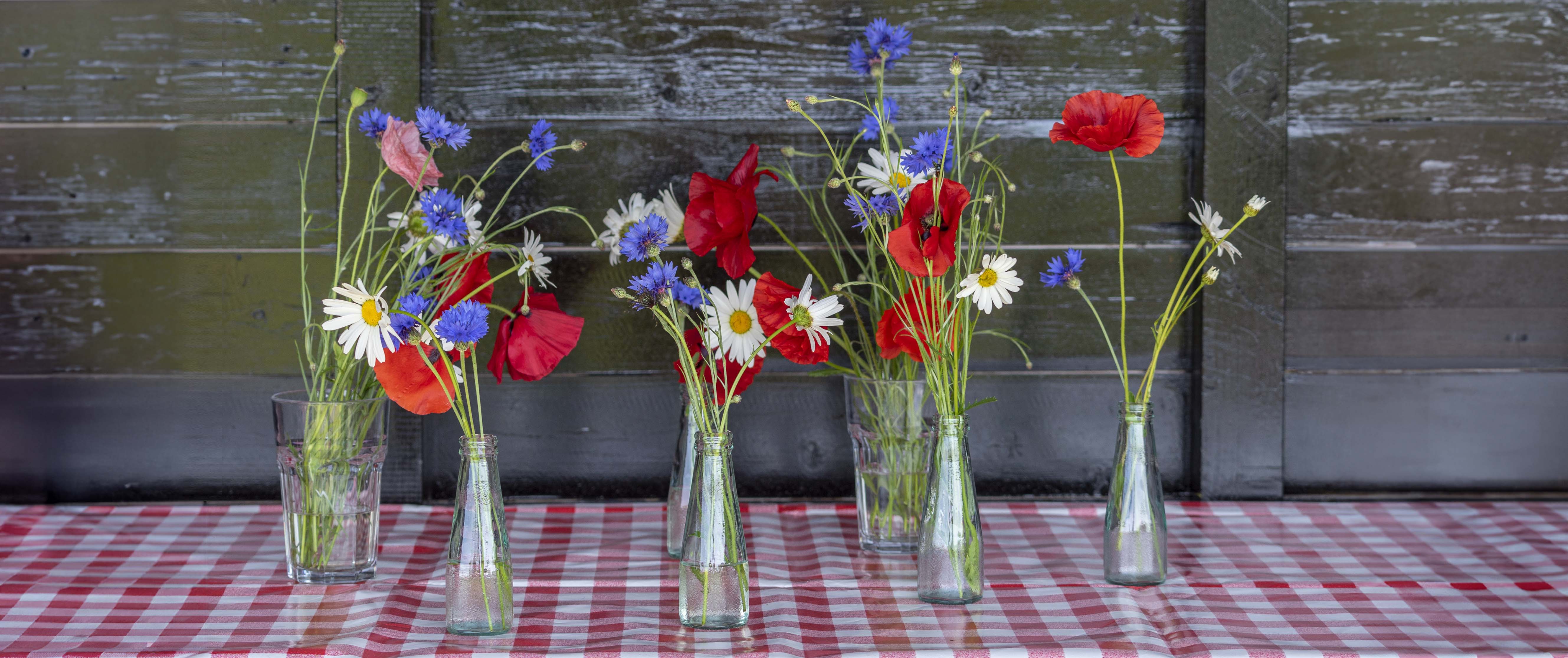 vaasjes met bloemen