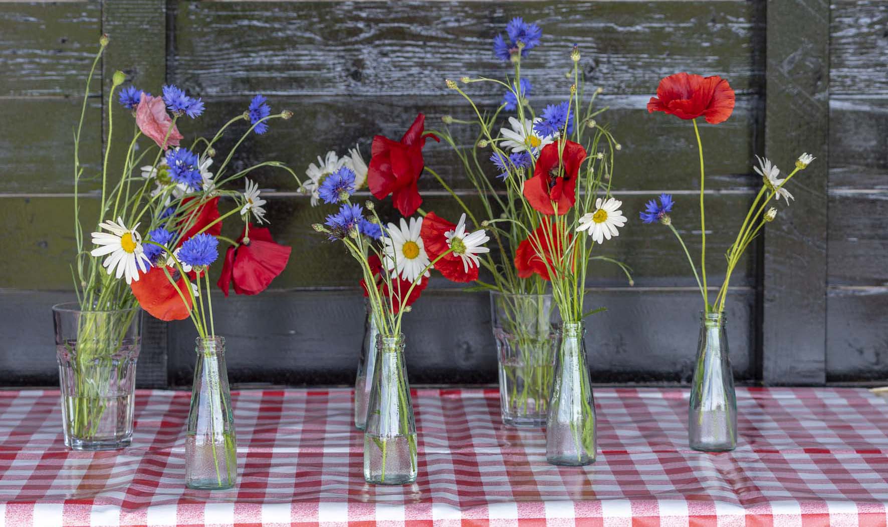 vaasjes met bloemen