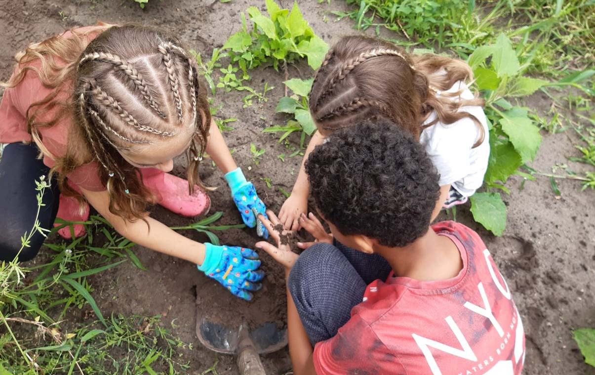 kinderen onderzoeken de grond