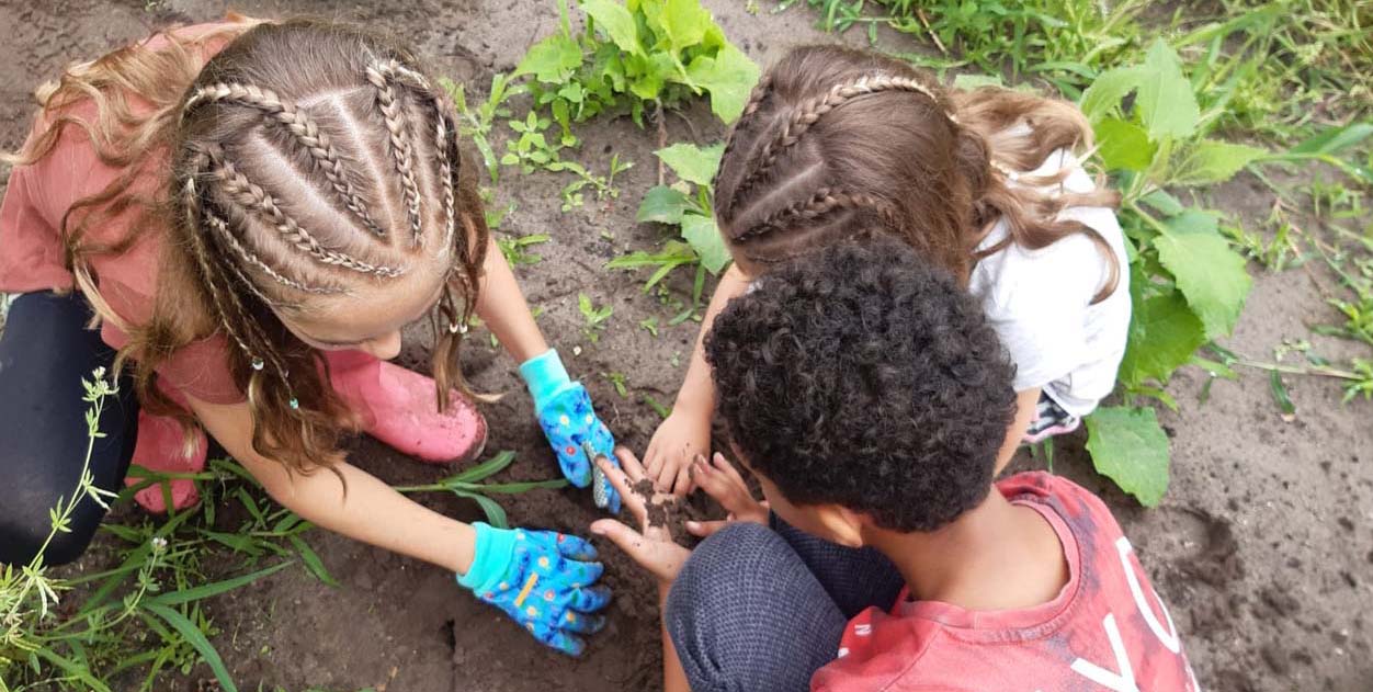 kinderen onderzoeken de grond