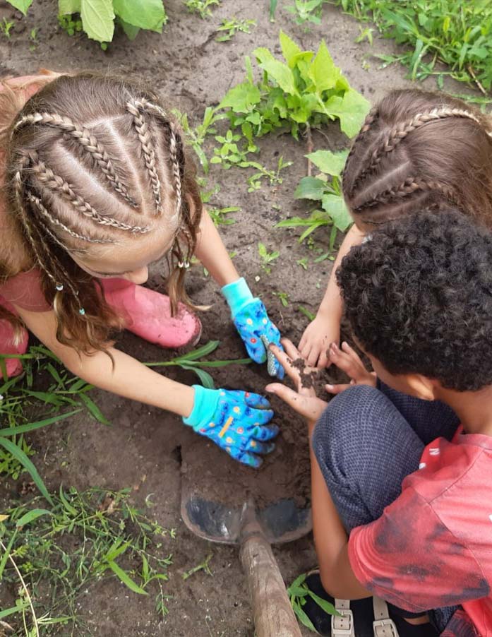 kinderen onderzoeken de grond