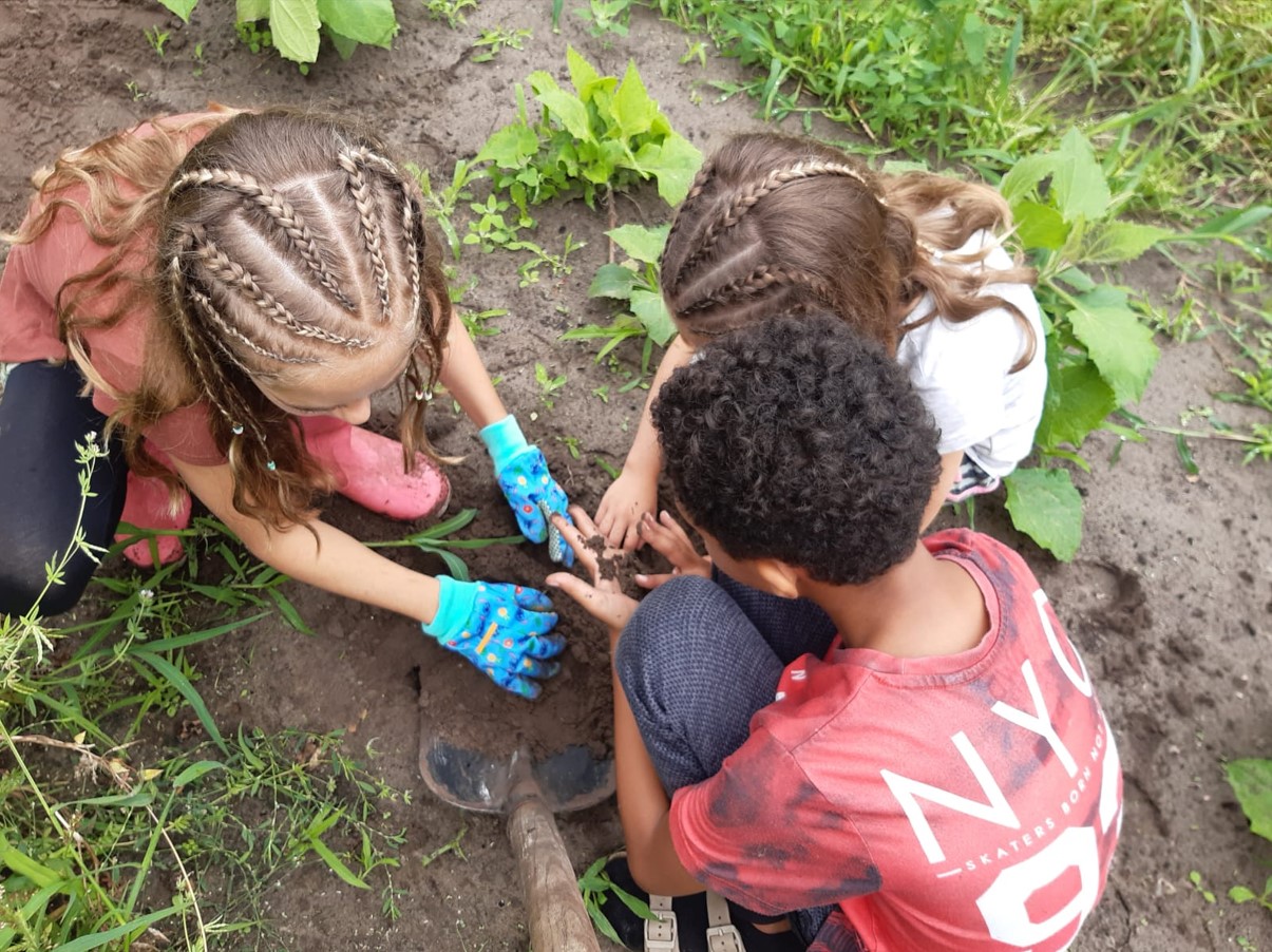 kinderen onderzoeken de grond